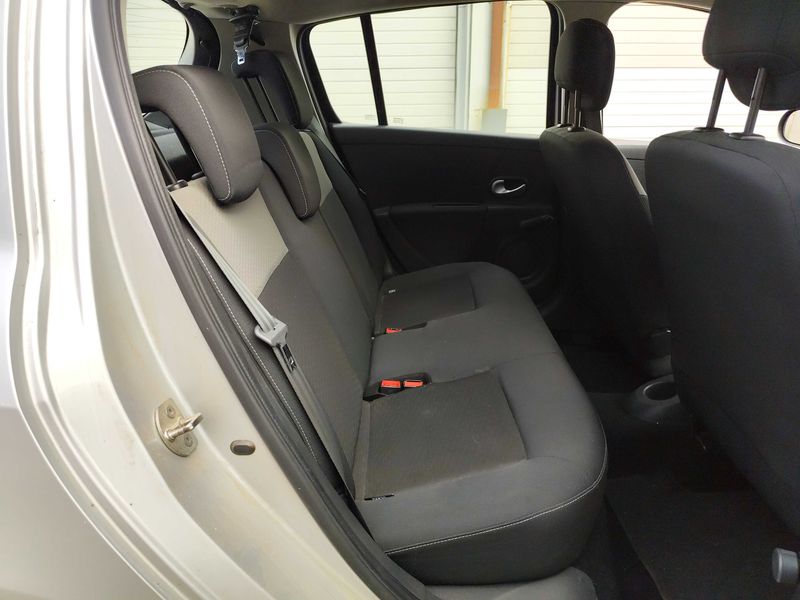 Renault Clio 1.5 dCi Expression — zdjęcie 13