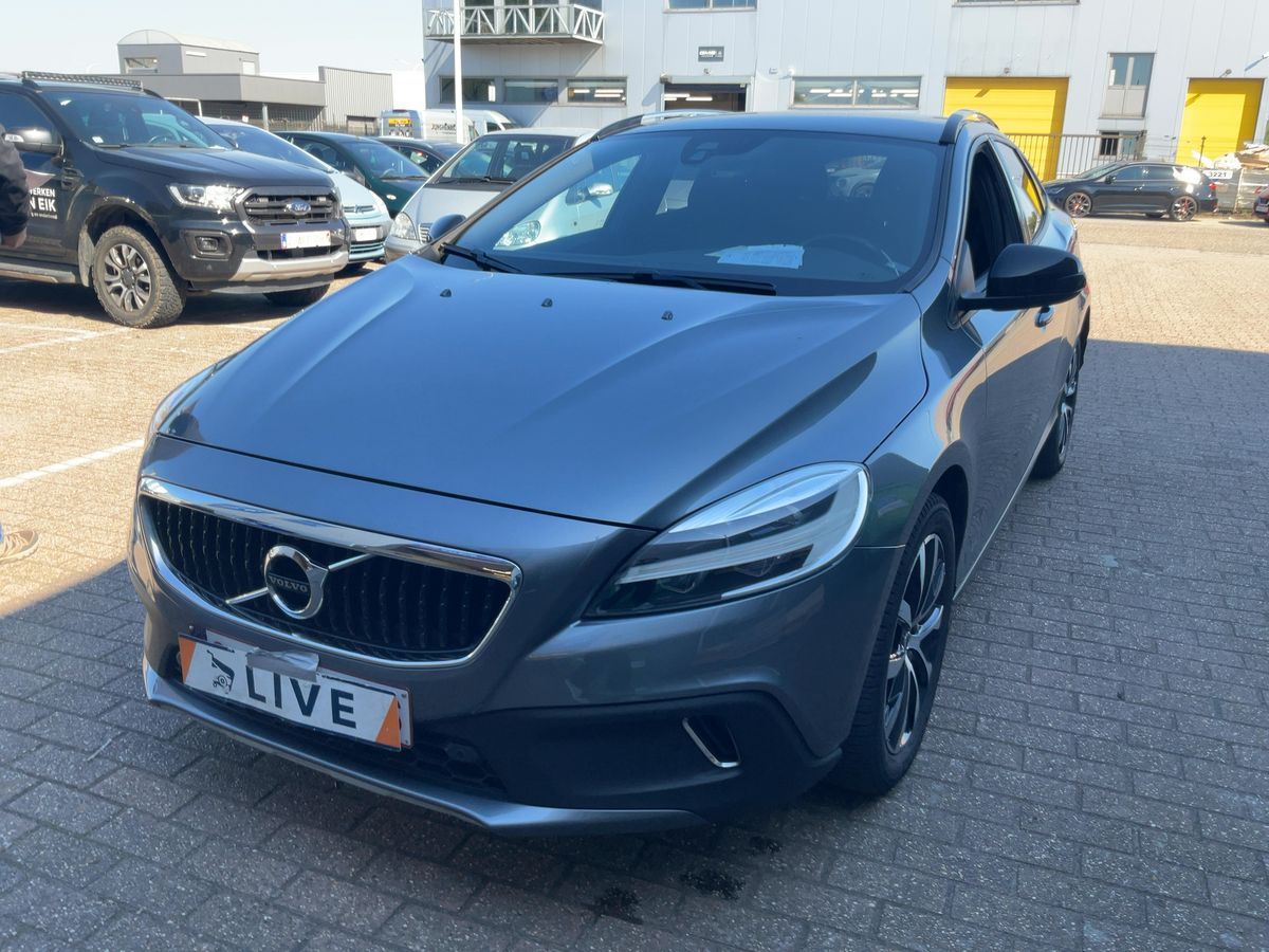 Volvo V40 2019 — photo 1