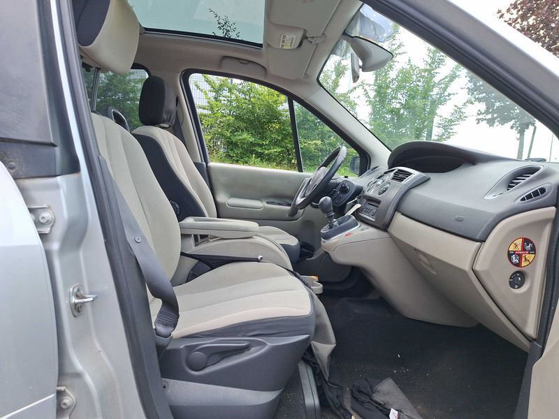 Renault Scenic 1.5 dCi Latitude — zdjęcie 10