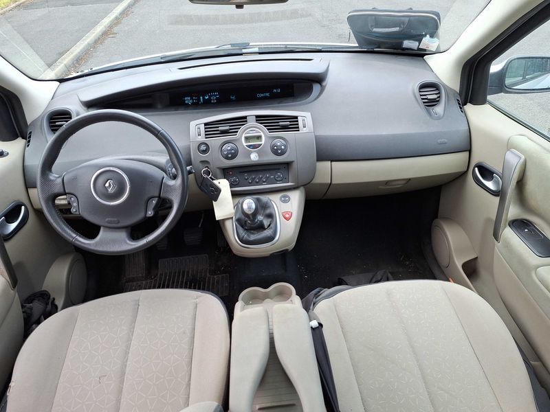 Renault Scenic 1.5 dCi Latitude — zdjęcie 11
