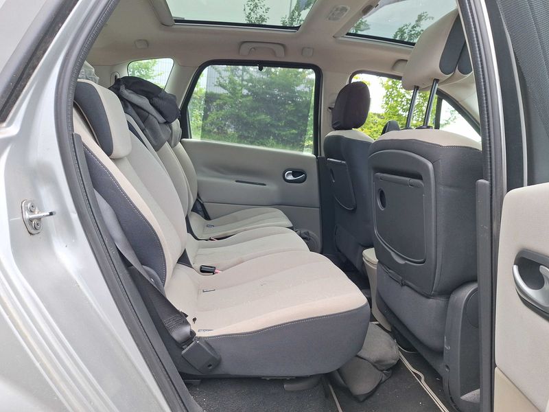 Renault Scenic 1.5 dCi Latitude — zdjęcie 13