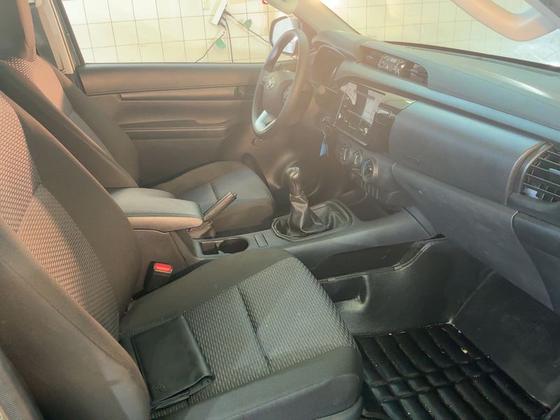 Toyota Hilux 2.4 D-4D Single Cab Duty 4x2 — zdjęcie 11