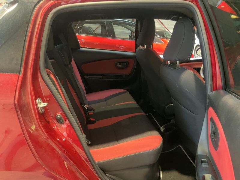 Toyota Yaris 1.5 Hybrid Collection — zdjęcie 14