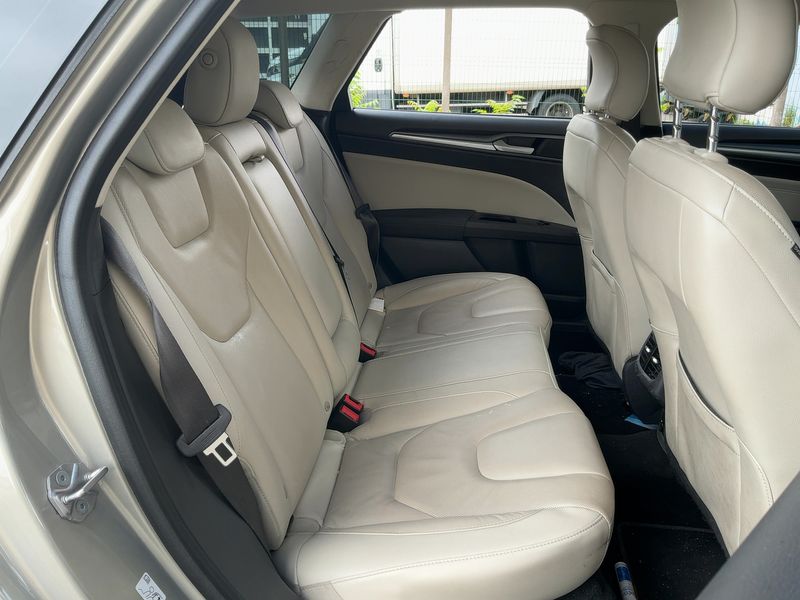 Ford Mondeo 2.0 EcoBoost Titanium — zdjęcie 14