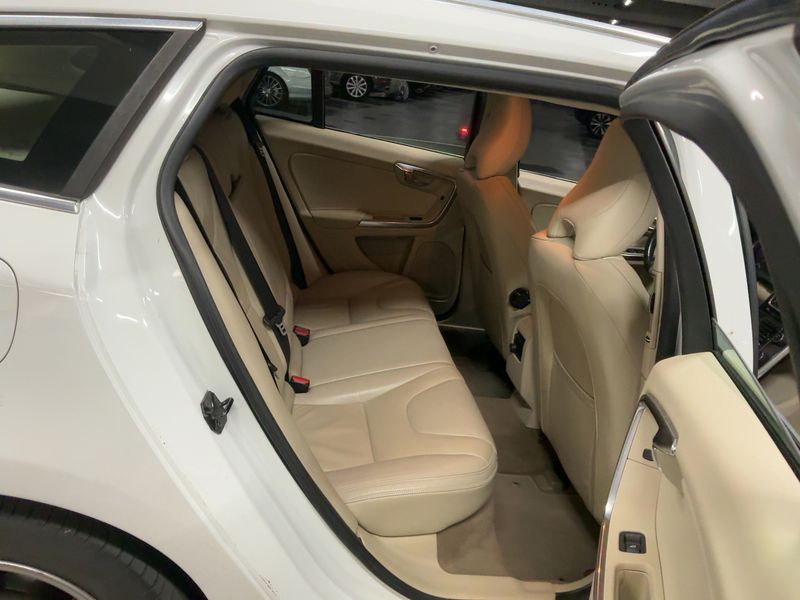 Volvo V60 2.0 D4 Summum — zdjęcie 14