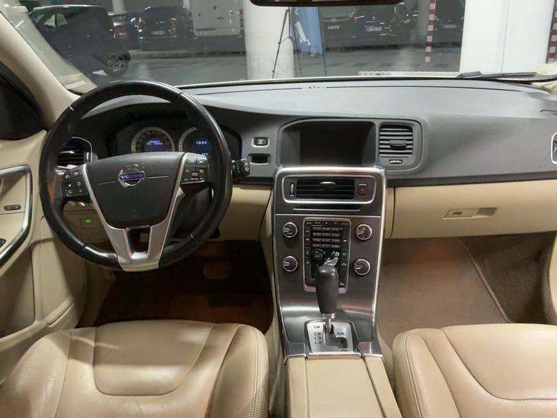 Volvo V60 2.0 D4 Summum — zdjęcie 12