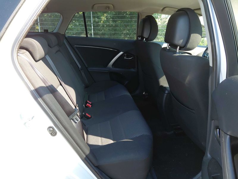 Toyota Avensis 2.0 D-4D Edition — zdjęcie 13