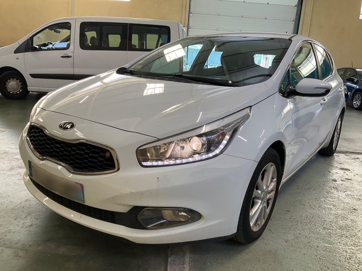 Kia cee'd 2015 — photo 1
