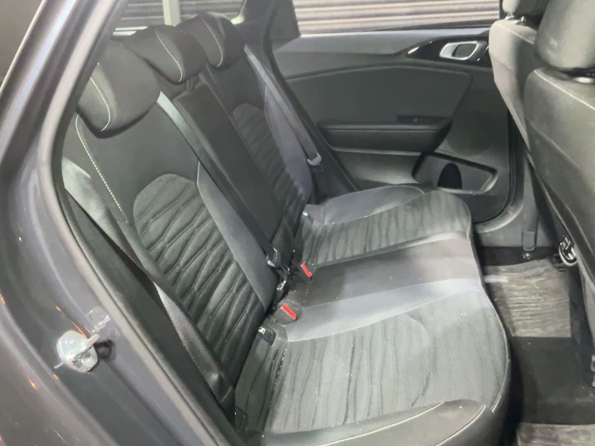 Kia cee'd 2023 — photo 20