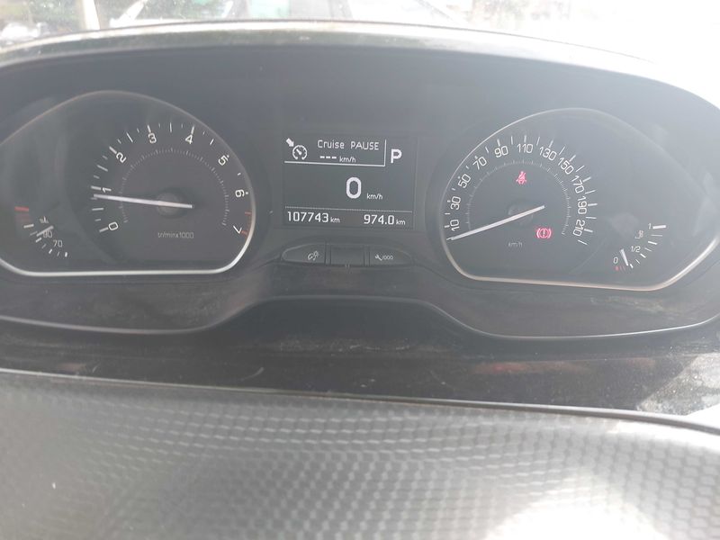 Peugeot 208 1.2 PureTech Allure — zdjęcie 12