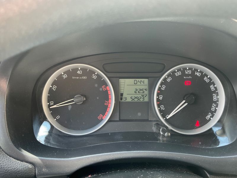 Skoda Fabia 1.4 Ambiente — zdjęcie 13