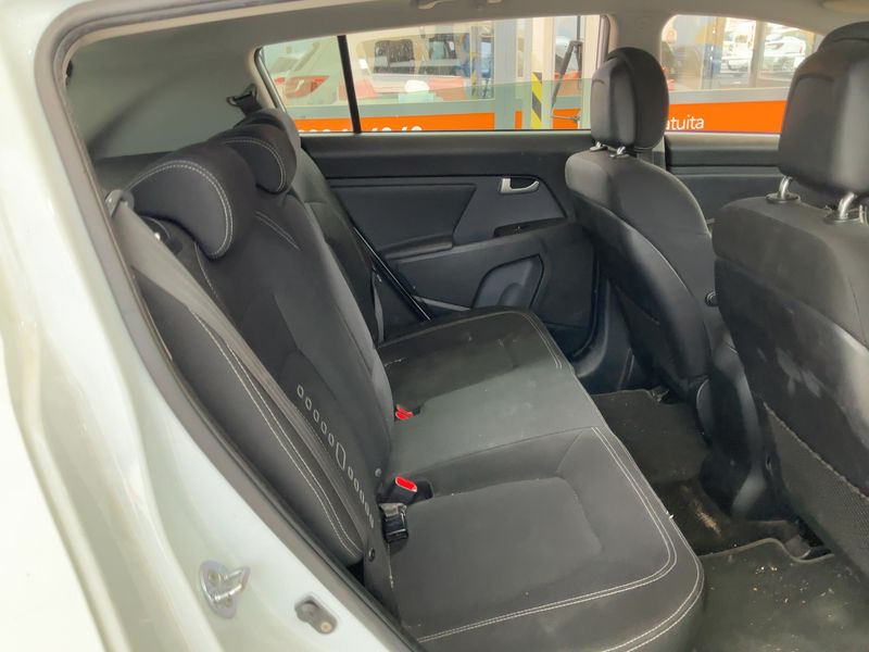 Kia Sportage 1.7 CRDi Drive 4x2 — zdjęcie 14