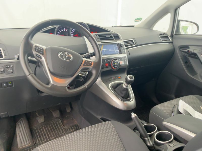 Toyota Verso 1.6 D-4D SkyView Edition — zdjęcie 12