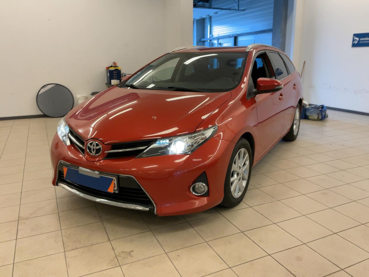 Toyota Auris 2013 — photo 1