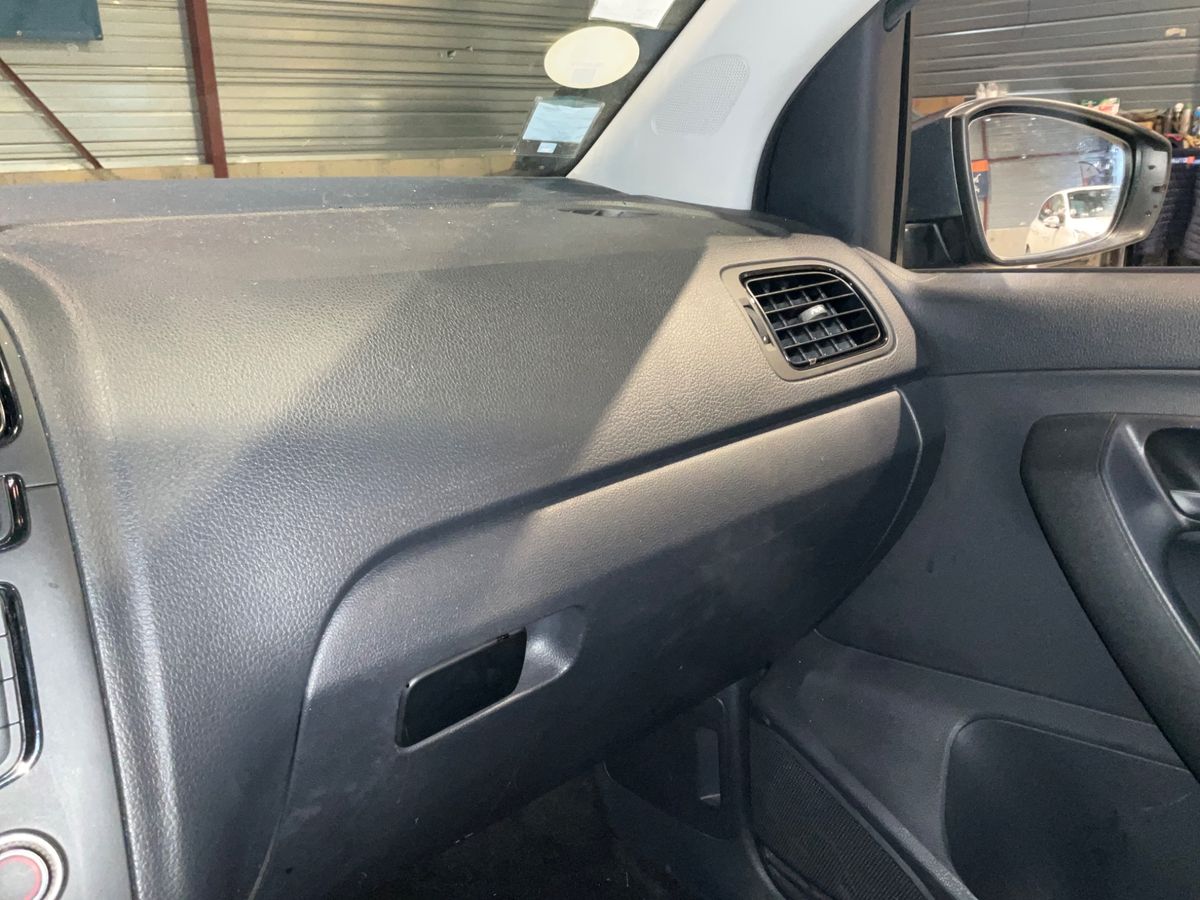 Volkswagen Polo 2015 — photo 26