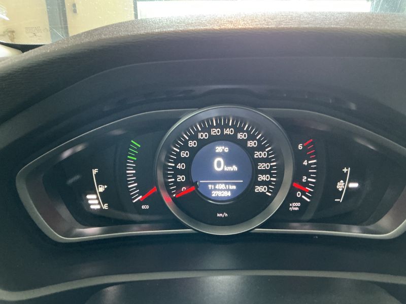 Volvo V40 2.0 D2 — zdjęcie 13
