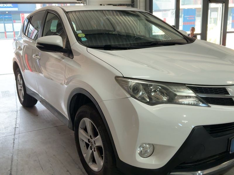 Toyota RAV 4 2.0 D-4D Life — zdjęcie 8