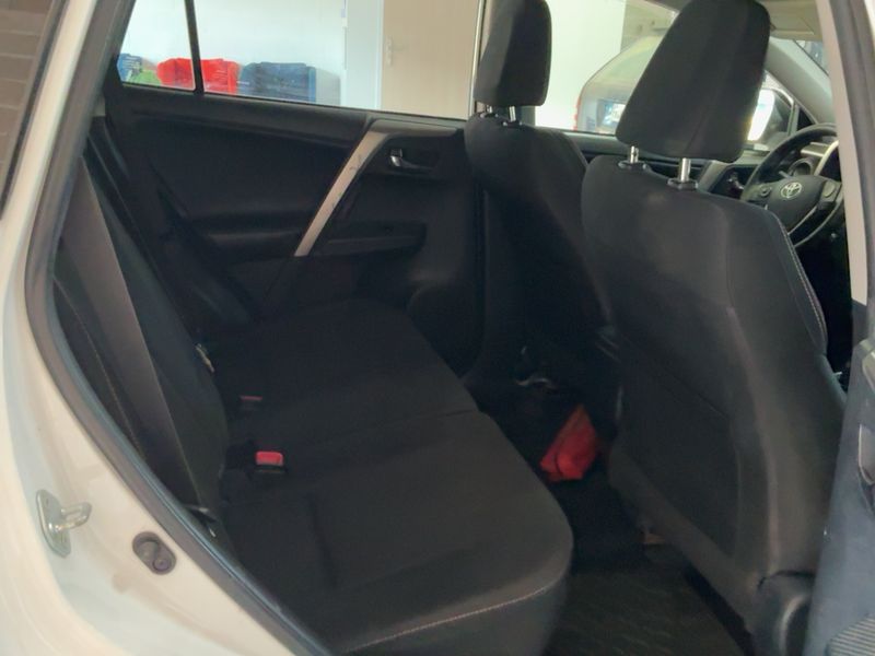 Toyota RAV 4 2.0 D-4D Life — zdjęcie 14