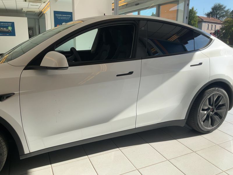 Tesla Model Y Standard Range — zdjęcie 4