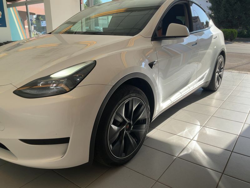 Tesla Model Y Standard Range — zdjęcie 2
