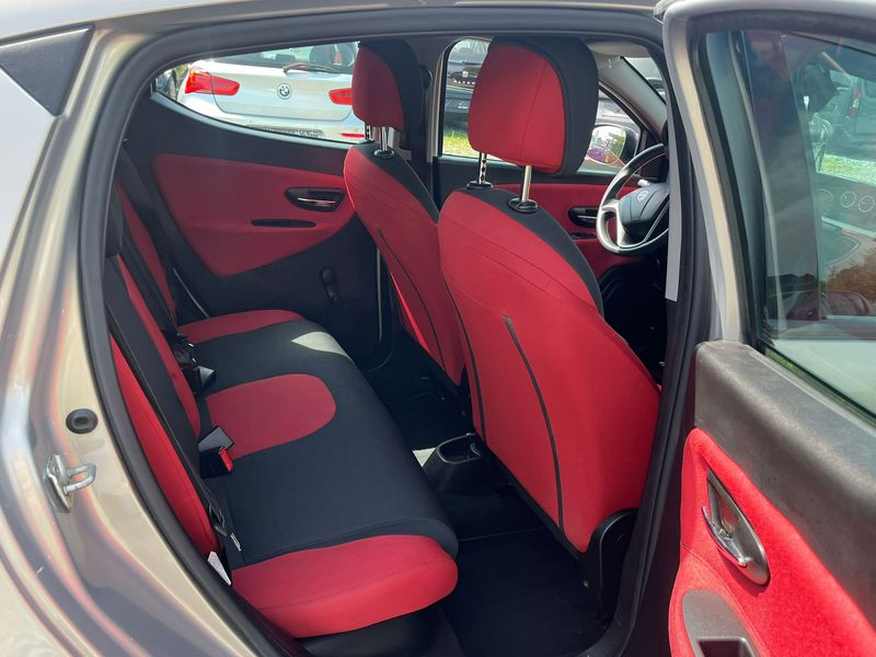 Lancia Ypsilon 0.9 TwinAir Silver — zdjęcie 13