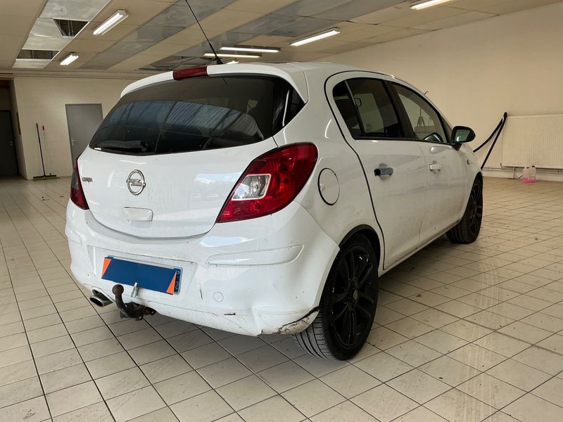 Opel Corsa 1.2 Color Edition 2011 – снимка 2
