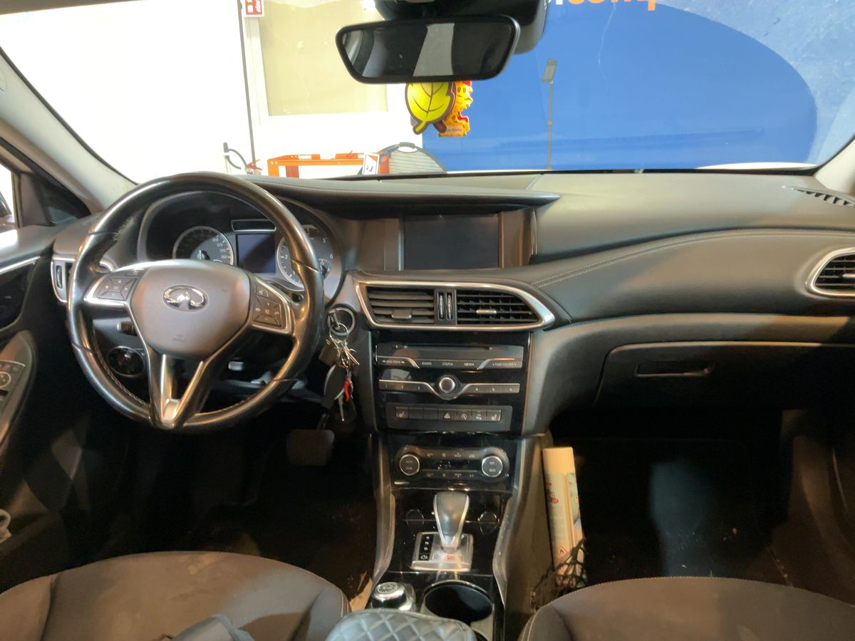 Infiniti QX30 2017 — photo 18