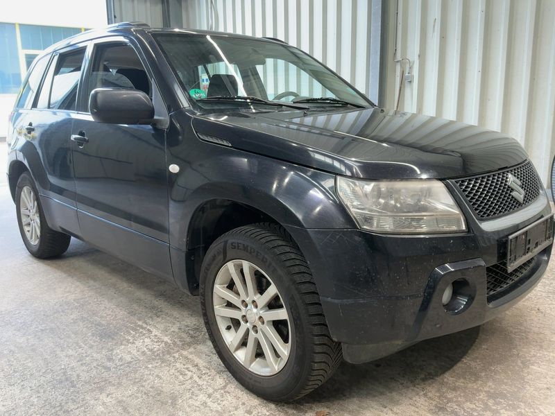 Suzuki Grand Vitara 2.0 Comfort — zdjęcie 8