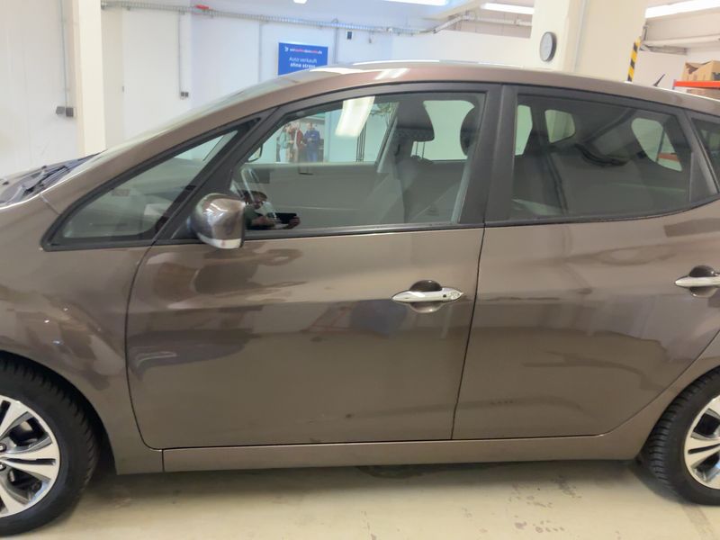 Kia Venga 1.6 Dream Team — zdjęcie 4