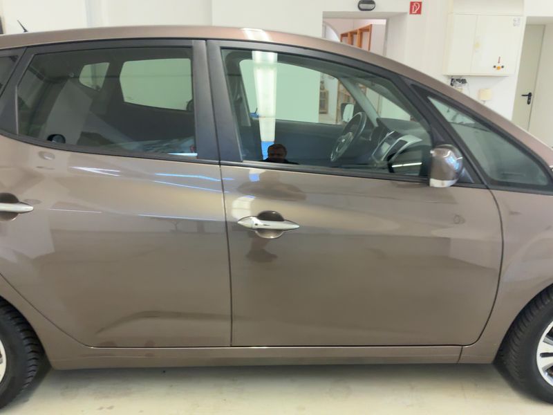 Kia Venga 1.6 Dream Team — zdjęcie 7