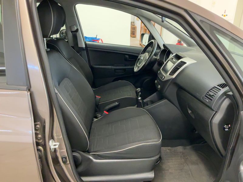 Kia Venga 1.6 Dream Team — zdjęcie 11