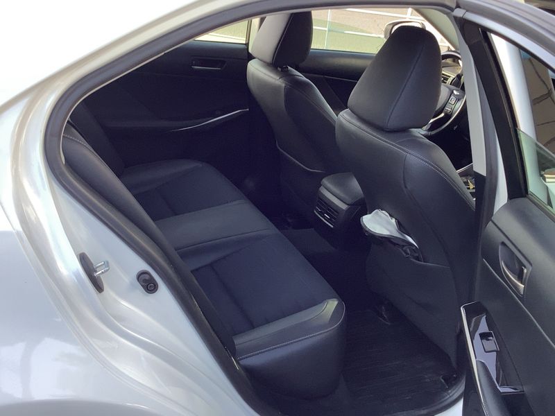 Lexus IS-Serie IS 300h Executive — zdjęcie 14