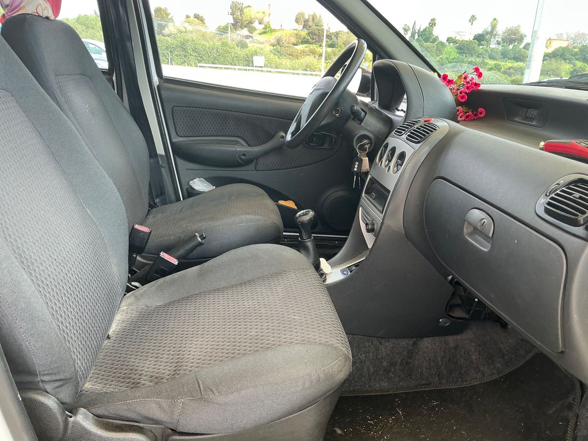 Tata Indica 2011 — photo 3