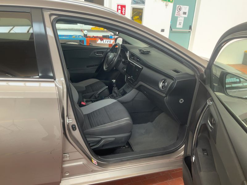Toyota Auris Touring Sports 1.6 D-4D Active 2018 – снимка 16