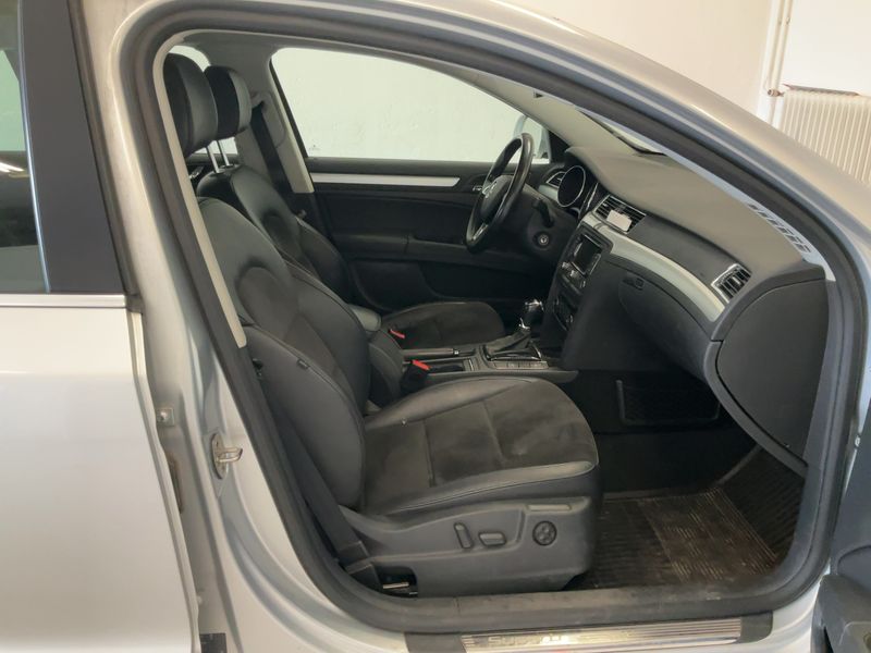 Skoda Superb 2.0 TDI Elegance — zdjęcie 11