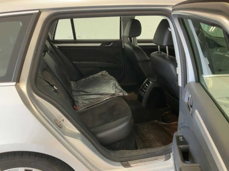 Skoda Superb 2.0 TDI Elegance — zdjęcie 14