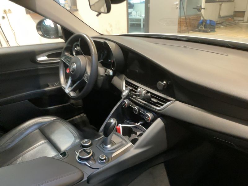 Alfa Romeo Giulia 2.2 JTDM Business — zdjęcie 12