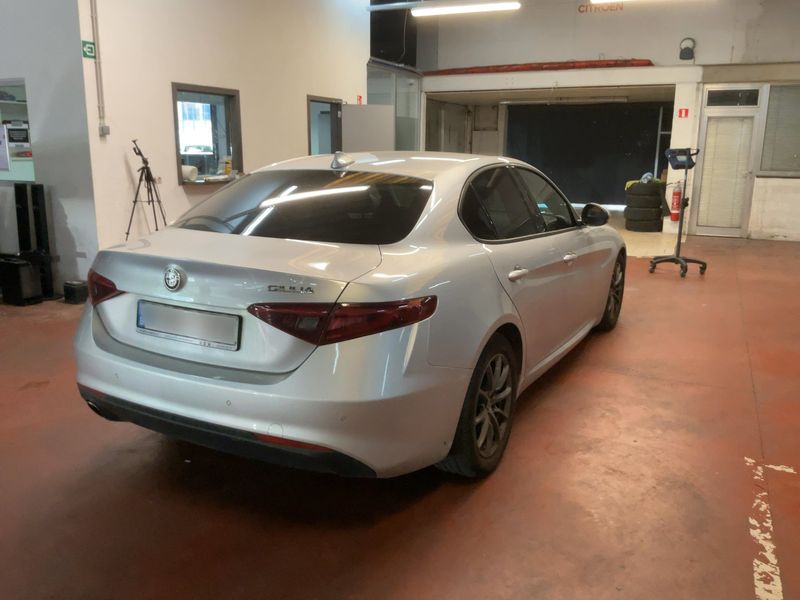 Alfa Romeo Giulia 2.2 JTDM Business — zdjęcie 6