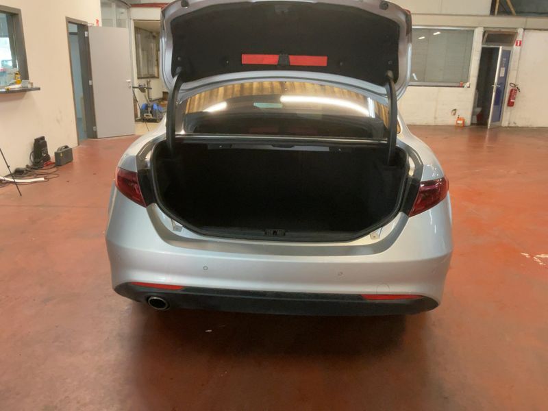 Alfa Romeo Giulia 2.2 JTDM Business — zdjęcie 10