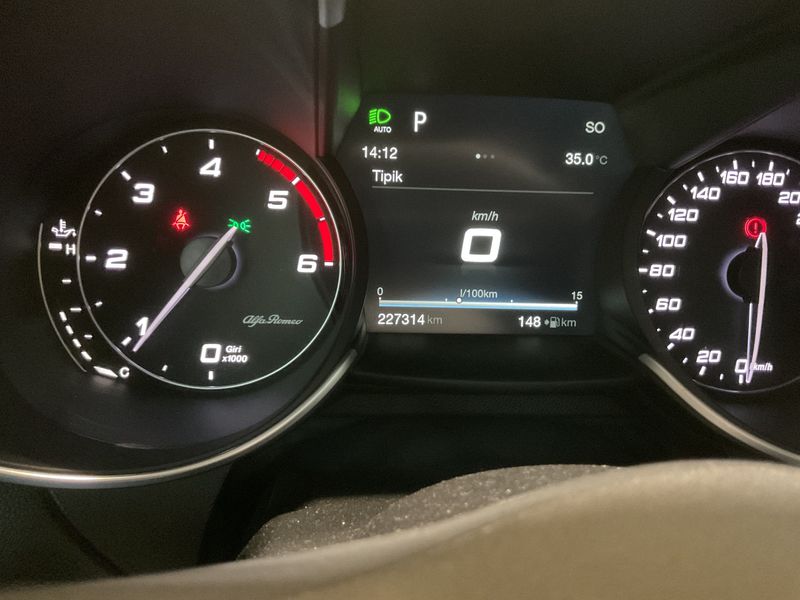 Alfa Romeo Giulia 2.2 JTDM Business — zdjęcie 13