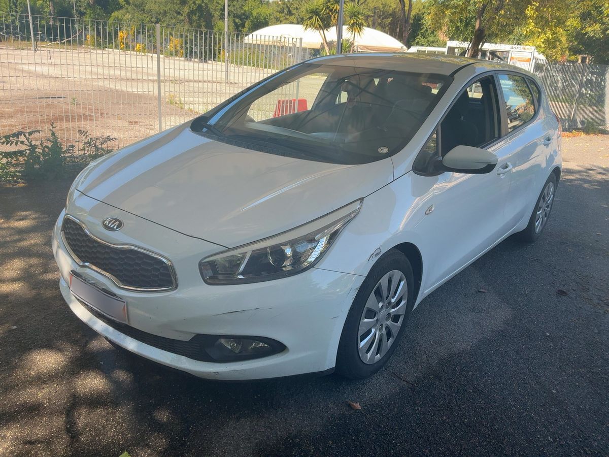 Kia cee'd 2015 — photo 1