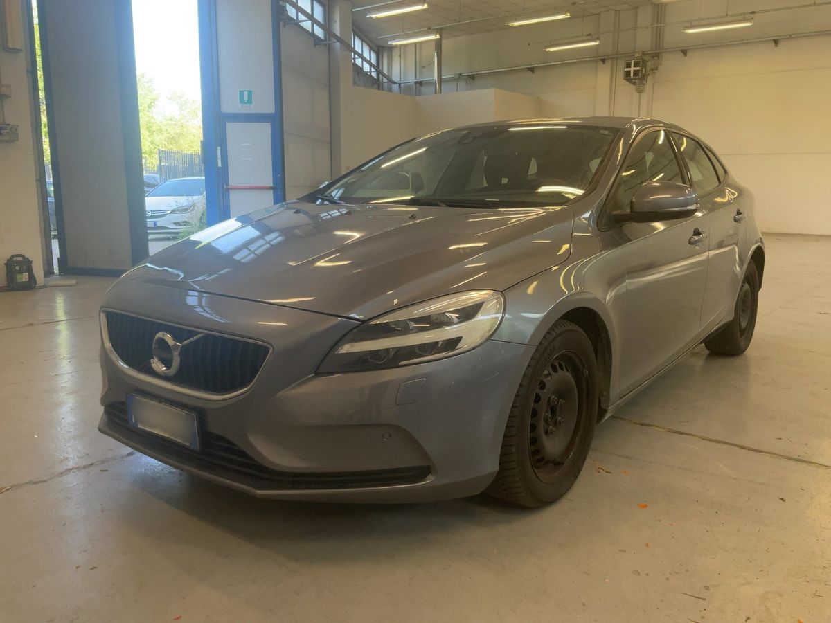Volvo V40 2019 — photo 1