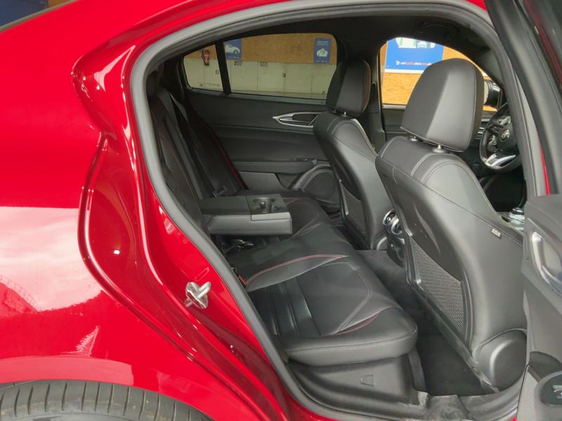 Alfa Romeo Giulia 2.0 Turbo Competizione Q4 — zdjęcie 14