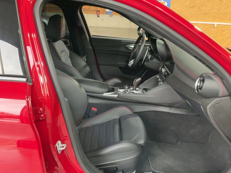 Alfa Romeo Giulia 2.0 Turbo Competizione Q4 — zdjęcie 11