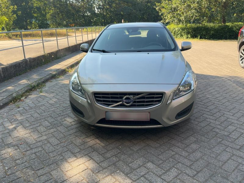 Volvo V60 2.0 D3 Momentum — zdjęcie 9