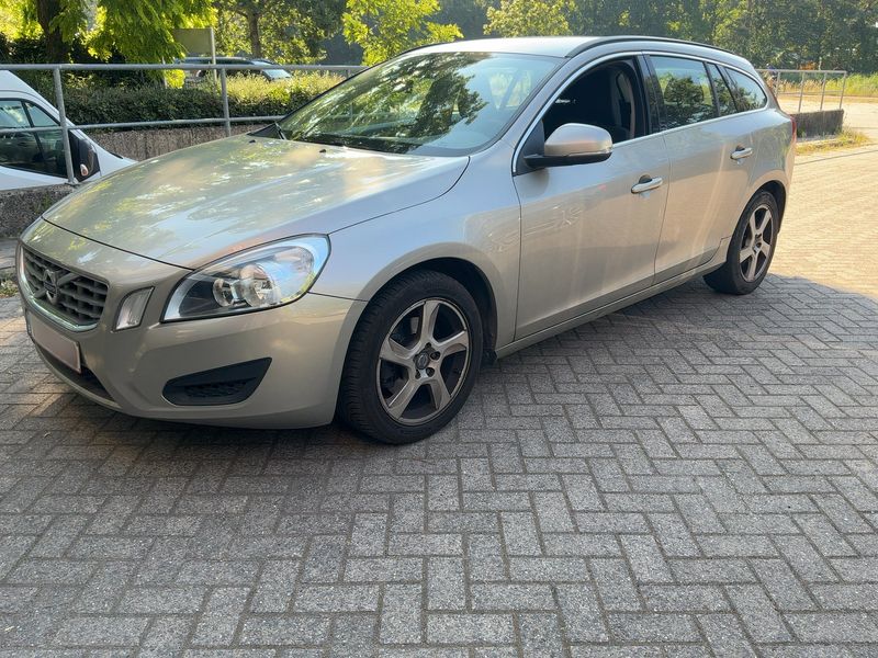 Volvo V60 2.0 D3 Momentum — zdjęcie 2