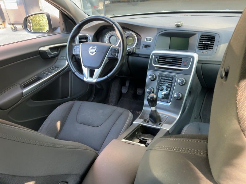 Volvo V60 2.0 D3 Momentum — zdjęcie 12