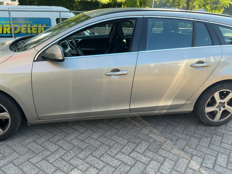Volvo V60 2.0 D3 Momentum — zdjęcie 4