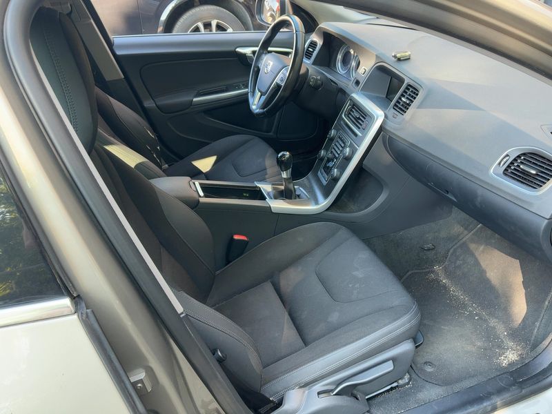 Volvo V60 2.0 D3 Momentum — zdjęcie 11
