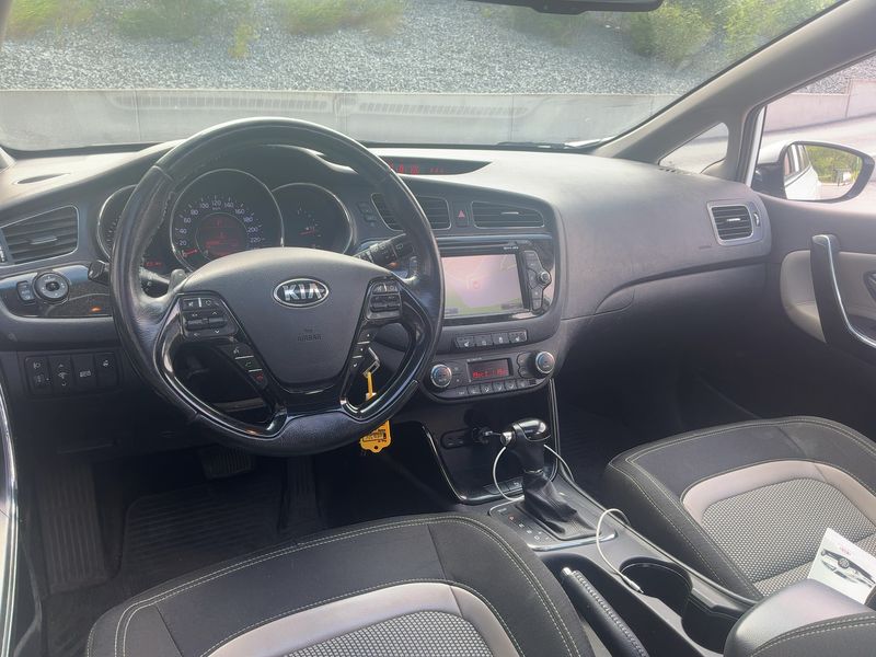 Kia cee'd 1.6 GDI Vision — zdjęcie 12